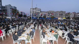 Aliağa’da Dev İftar Sofrası: Cemil Tugay Aliağalılarla Buluştu