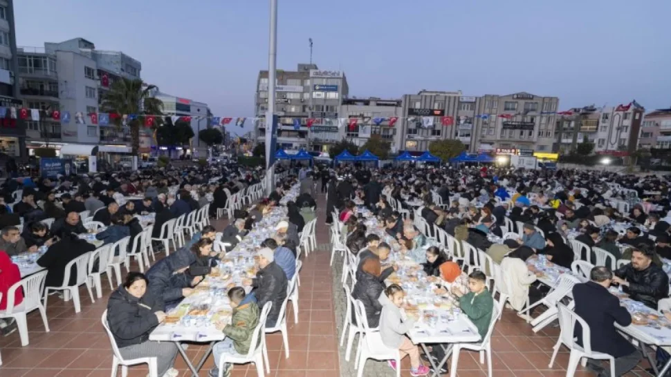 Aliağa’da Dev İftar Sofrası: Cemil Tugay Aliağalılarla Buluştu