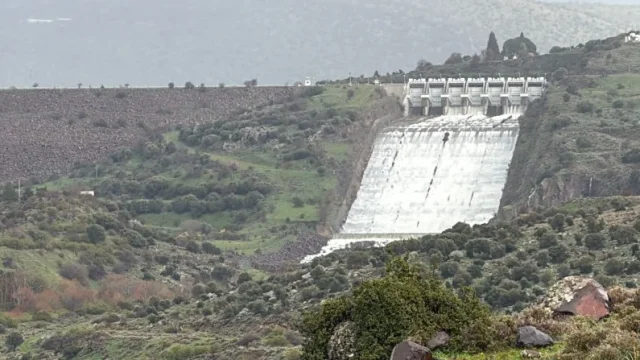 İzmir’de Bir İlk: Güzelhisar Barajı Tam Kapasite Doldu, Kapaklar Açıldı!